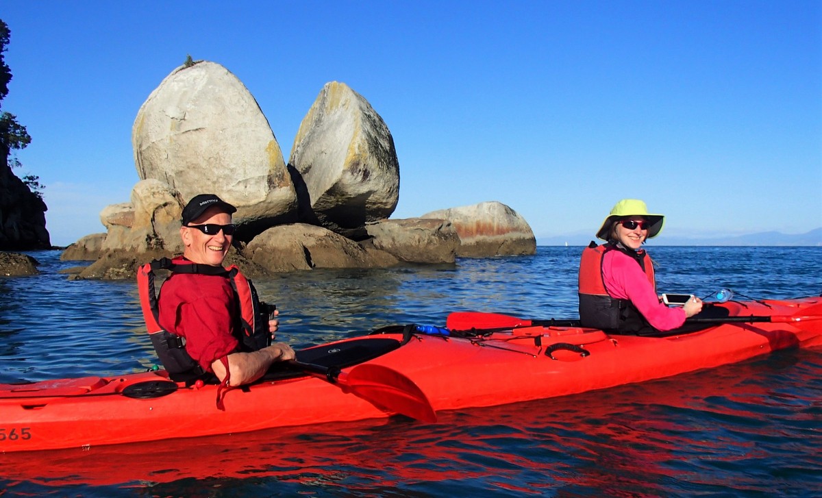 Family kayak tour to Split Apple Rock. Abel Tasman Guided Tour.